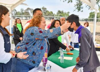 ENTREGA SMDIF HUAMANTLA LENTES GRATUITOS A ESTUDIANTES DEL PUEBLO DE SAN JOSÉ XICOHTÉNCATL