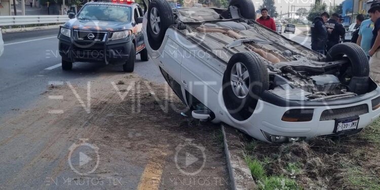 Vuelca automóvil sobre la autopista El Molinito-Texmelucan