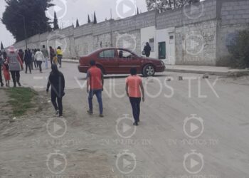 Presidente de comunidad de Zaragoza utiliza su vehículo para cerrar calle alterna ante ejecución de obras en Huamantla.