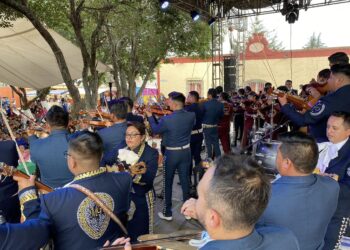 Disfrutan familias 2do concurso de mariachis en el barrio de San Antonio, Huamantla.