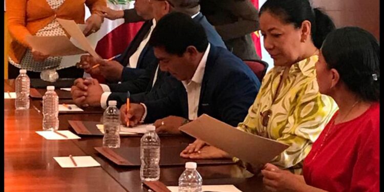 Firma convenio de colaboración ayuntamiento de Tocatlán y UATx.