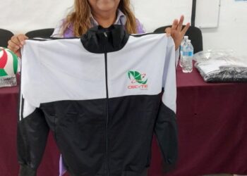 Entrega alcaldesa de Tequexquitla uniformes a equipo de voleibol.