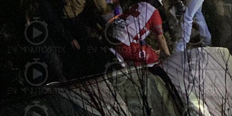 A punto de caer automóvil a barranco, en Cuaula, Calpulalpan