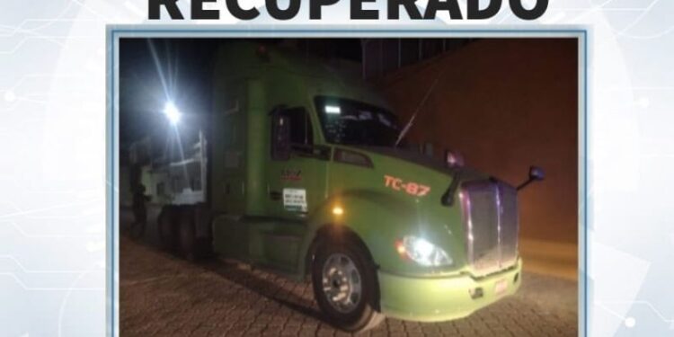 ASEGURA POLICÍA MUNICIPAL DE HUAMANTLA TRACTO CAMIÓN CON REPORTE DE ROBO