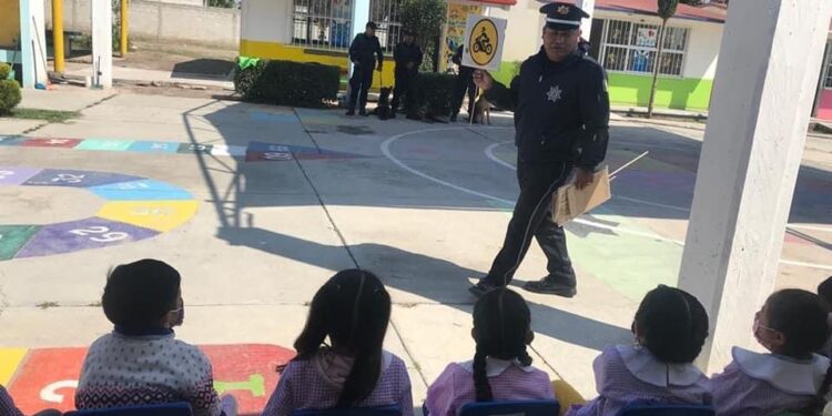 BRINDAN PLÁTICAS DE EDUCACIÓN VIAL POLICÍAS DE HUAMANTLA EN INSTITUCIONES EDUCATIVAS