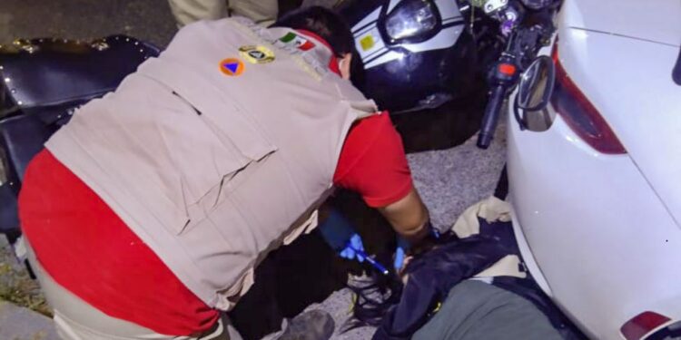 AUXILIA PROTECCIÓN CIVIL DE HUAMANTLA A MOTOCICLISTA EN ACCIDENTE