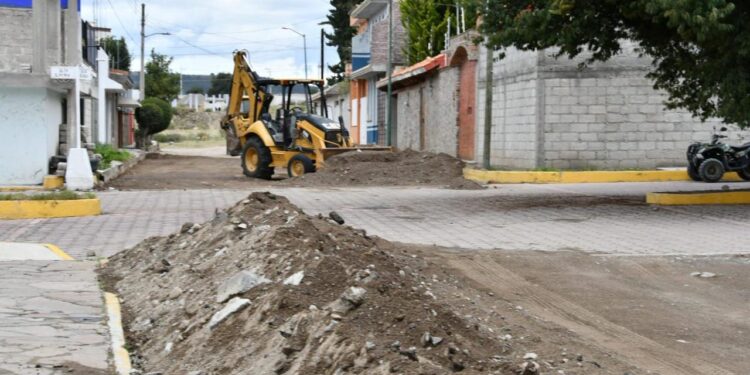 MÁS CALLES PAVIMENTADAS MEJORAN Y DIGNIFICAN EL LUGAR EN EL QUE VIVIMOS: SALVADOR SANTOS CEDILLO