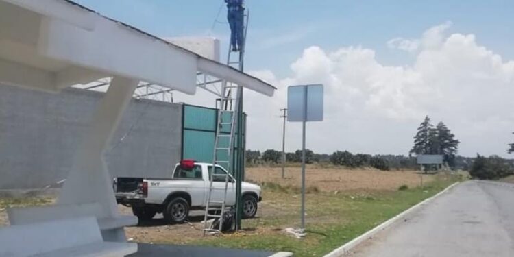 Realiza ayuntamiento de Cuapiaxtla manteamiento y colocación de alumbrado público.