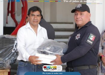 Dota de equipo y uniformes edil de Tocatlán a policías.