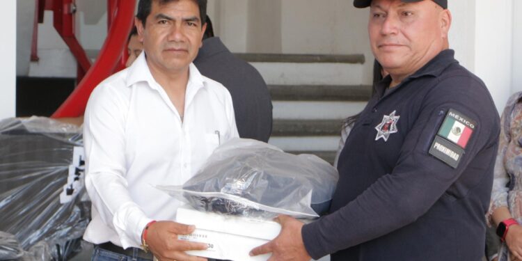 Dota de equipo y uniformes edil de Tocatlán a policías.