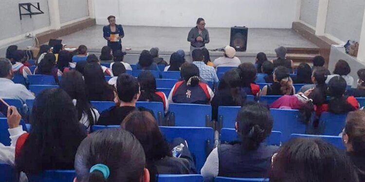 LLEVA INSTITUTO DE LA MUJER DE HUAMANTLA PLÁTICA DE PREVENCIÓN DE LA VIOLENCIA CONTRA LA MUJER EN EL COBAT 02