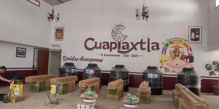 En Cuapiaxtla entregan “Apoyo para el mejoramiento del hogar”.