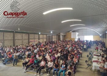 Entrega en Cuapiaxtla tarjetas “Jovenes construyendo el futuro”.