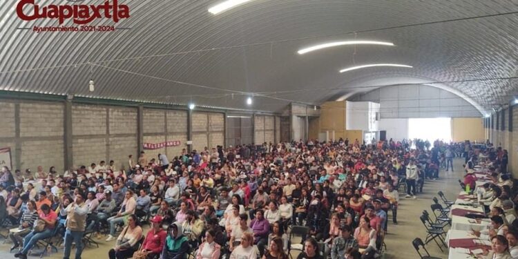 Entrega en Cuapiaxtla tarjetas “Jovenes construyendo el futuro”.