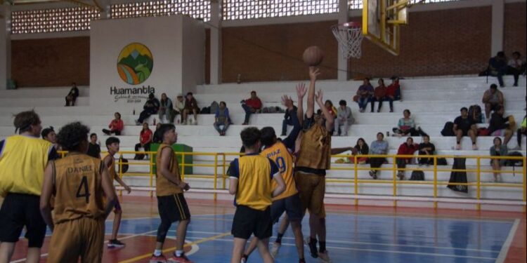 PARTICIPAN MÁS DE 60 EQUIPOS EN EL TORNEO DE BASQUETBOL “48 HORAS JUGANDO DÍA Y NOCHE” EN HUAMANTLA
