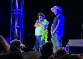 CONQUISTAN EL ESCENARIO GILBERTO GLESS Y LALO ESPAÑA EN EL FESTIVAL DE LA COMEDIA DE LA FERIA HUAMANTLA 2023