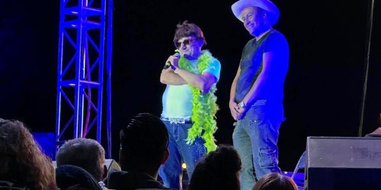 CONQUISTAN EL ESCENARIO GILBERTO GLESS Y LALO ESPAÑA EN EL FESTIVAL DE LA COMEDIA DE LA FERIA HUAMANTLA 2023
