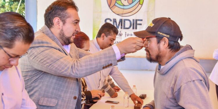 TRANSFORMA SALVADOR SANTOS CEDILLO LA VIDA DE HOMBRES Y MUJERES DEL CAMPO CON LENTES GRATUITOS