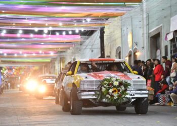 RUGEN LOS MOTORES EN EL DESFILE DE CARCACHAS DE LA FERIA HUAMANTLA 2023