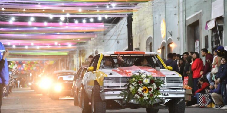 RUGEN LOS MOTORES EN EL DESFILE DE CARCACHAS DE LA FERIA HUAMANTLA 2023