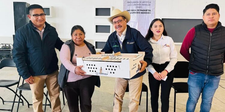 Terrenate | Entrega ayuntamiento de Terrenate paquetes de traspatio.