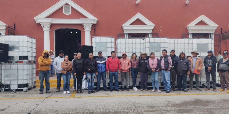 Cuapiaxtla | Entrega ayuntamiento de Cuapiaxtla y FEMSA contenedores de agua.