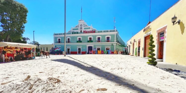 COMIENZA A SENTIRSE EN HUAMANTLA UN AMBIENTE DE PLAYA CON LA INSTALACIÓN DE CANCHAS DE VOLEIBOL