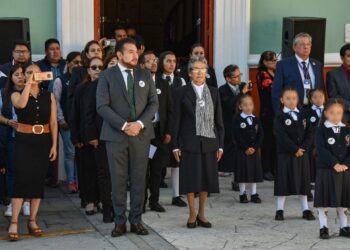 ENCABEZA SALVADOR SANTOS CEDILLO CEREMONIA DE LOS 100 AÑOS DE FUNDACIÓN DEL COLEGIO JUANA DE ARCO