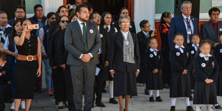 ENCABEZA SALVADOR SANTOS CEDILLO CEREMONIA DE LOS 100 AÑOS DE FUNDACIÓN DEL COLEGIO JUANA DE ARCO