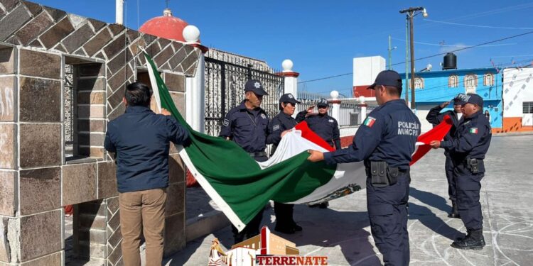 Terrenate | Realizan izamiento de bandera a media asta en Terrenate.