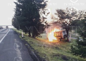 Salvan la vida 2 hombres tras volcar su unidad y ser consumida en llamas en el libramiento Apizaco.