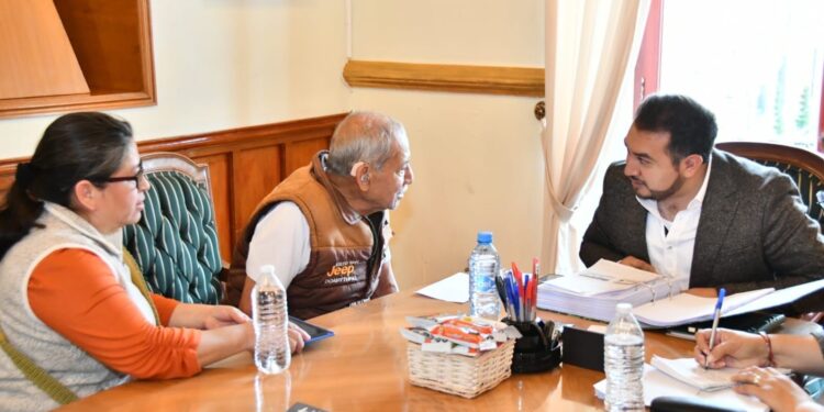 BRINDA SALVADOR SANTOS CEDILLO ATENCIÓN CIUDADANA A DECENAS DE CIUDADANOS