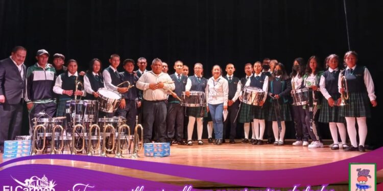 Tequexquitla – Reconoce alcaldesa participación de banda de guerra.