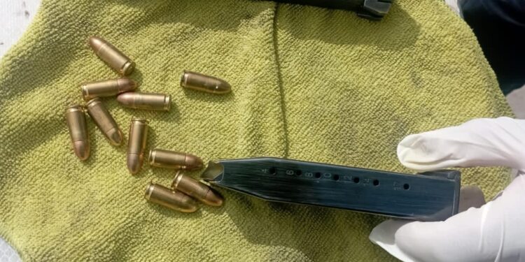 DETIENEN POLICÍAS MUNICIPALES A SUJETO CON ARMA DE FUEGO EN EL CENTRO DE HUAMANTLA