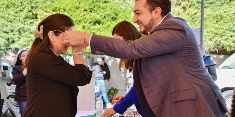 CON LA ENTREGA DE ESTOS LENTES AYUDAMOS A CAMBIAR LA VIDA DE LA GENTE: SALVADOR SANTOS CEDILLO