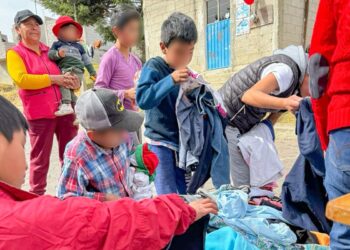 ENTREGA AYUNTAMIENTO DE HUAMANTLA JUGUETES Y PRENDAS ABRIGADORAS EN TRES COMUNIDADES