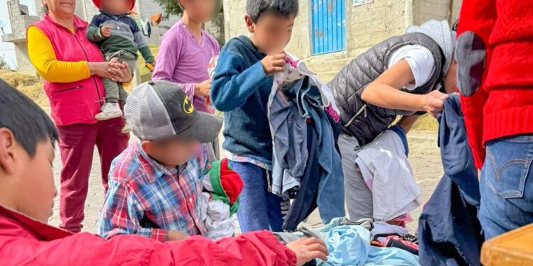 ENTREGA AYUNTAMIENTO DE HUAMANTLA JUGUETES Y PRENDAS ABRIGADORAS EN TRES COMUNIDADES