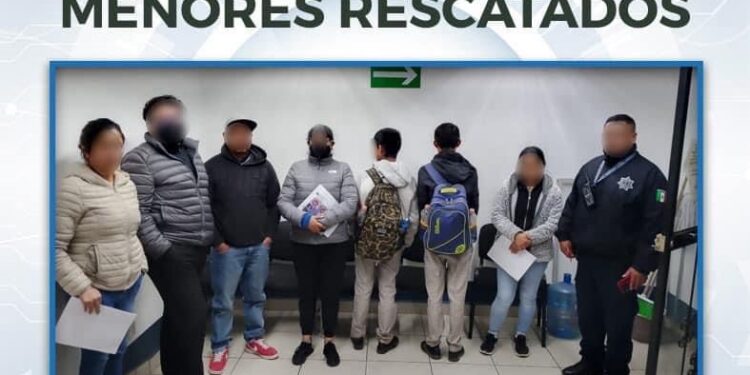 Reúne policía de Huamantla a dos menores reportados como no localizados con sus familias