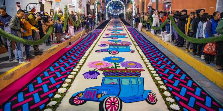 LAS ALFOMBRAS DE ARTE EFÍMERO DE HUAMANTLA BUSCAN SER PATRIMONIO CULTURAL INMATERIAL DE LA HUMANIDAD