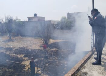 SOFOCA PROTECCIÓN CIVIL Y BOMBEROS DE HUAMANTLA QUEMA DE BASURA EN LOTE BALDÍO