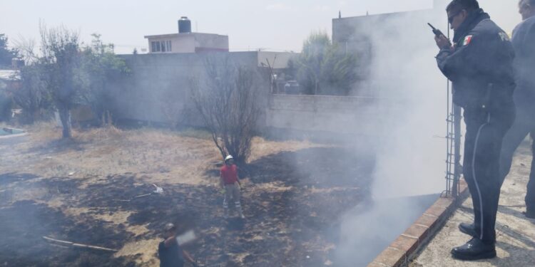 SOFOCA PROTECCIÓN CIVIL Y BOMBEROS DE HUAMANTLA QUEMA DE BASURA EN LOTE BALDÍO