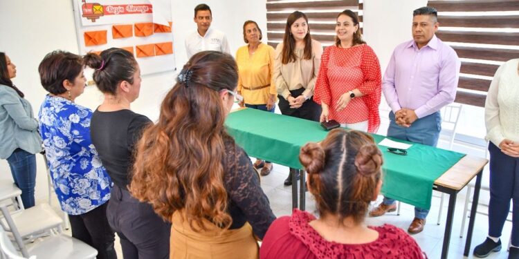 APERTURA LUZ MARÍA CALVA PIMENTEL CURSO DEDICADO A LA APLICACIÓN Y DECORADO DE UÑAS