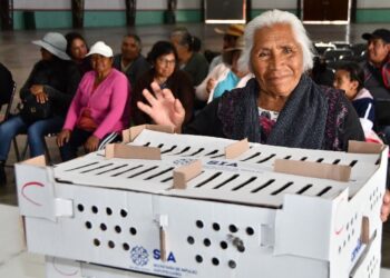 SE FORTALECE LA ECONOMÍA Y ALIMENTACIÓN EN HUAMANTLA A TRAVÉS DE LA ENTREGA DE PAQUETES DE AVES DE POSTURA