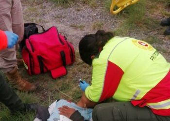 ELEMENTOS DE PROTECCIÓN CIVIL DE HUAMANTLA AUXILIAN A JOVEN LESIONADO EN CAMINO A JUÁREZ