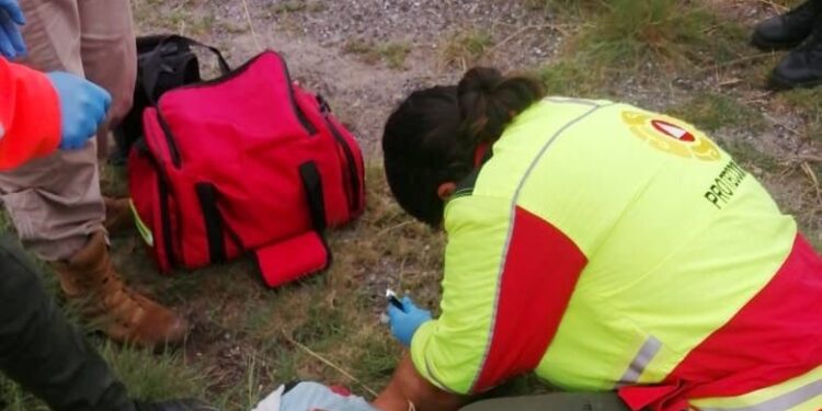 ELEMENTOS DE PROTECCIÓN CIVIL DE HUAMANTLA AUXILIAN A JOVEN LESIONADO EN CAMINO A JUÁREZ