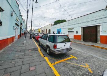 REALIZA AYUNTAMIENTO DE HUAMANTLA NUEVO BALIZADO EN LA CALLE HIDALGO