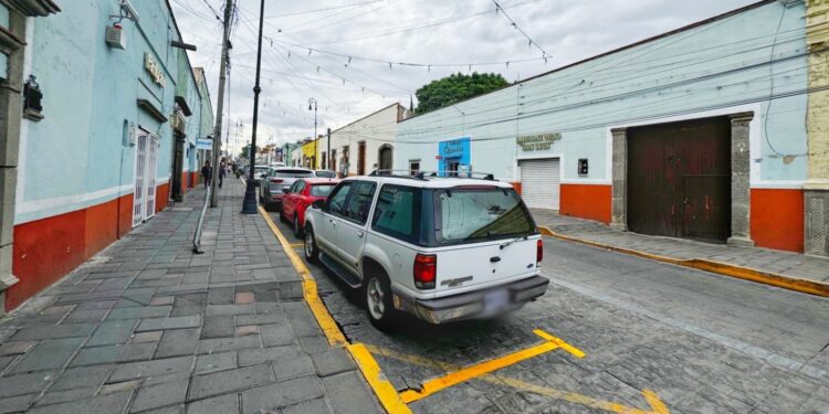 REALIZA AYUNTAMIENTO DE HUAMANTLA NUEVO BALIZADO EN LA CALLE HIDALGO