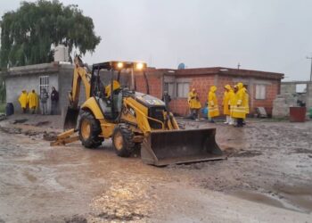 AUXILIAN ÁREAS DEL AYUNTAMIENTO DE HUAMANTLA A SAN JOSÉ XICOHTÉNCATL TRAS FUERTE LLUVIA