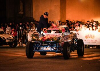TRADICIONAL DESFILE DE CARCACHAS ENGALANA LAS CELEBRACIONES DE LA FERIA INTERNACIONAL DEL ARTE EFÍMERO Y LA DALIA HUAMANTLA 2024