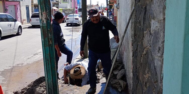TRABAJAN BRIGADAS DE CAPAMH EN LA REPARACIÓN DE FUGAS DE AGUA EN EL CENTRO DE LA CIUDAD
